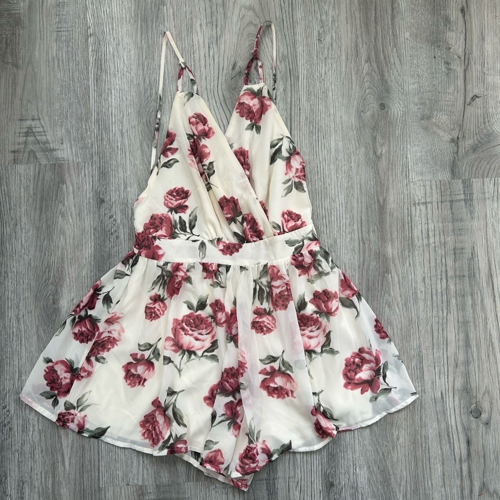 AKIRA Chicago New York White Romper w/ Red Roses Spaghetti Strap Sz S